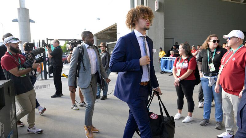 Oklahoma tight end Kaden Helms, right, and wide receiver Marvin Mims Jr. (17) walk into the...