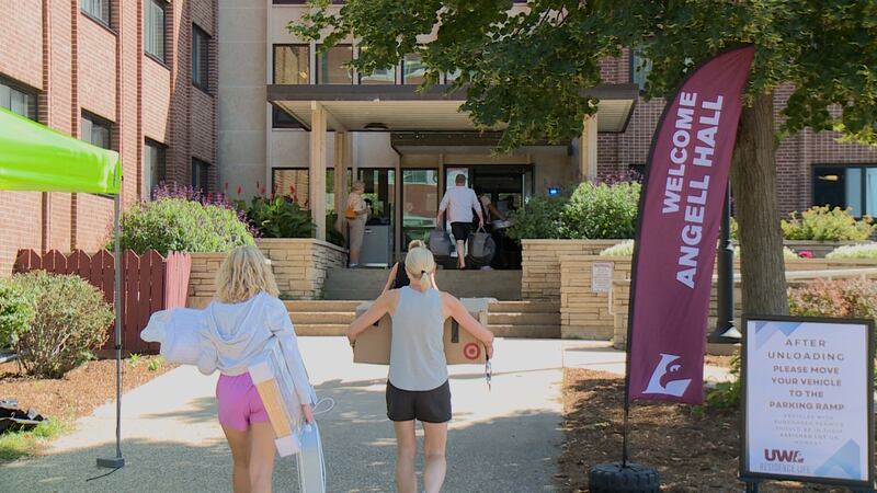 Students move into their residence halls on move in week
